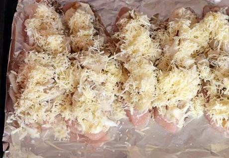 1. Этап. Индейка с вешенками: Сыр натираем на крупной терке и выкладываем на каждый кусочек мяса, покрывая его.