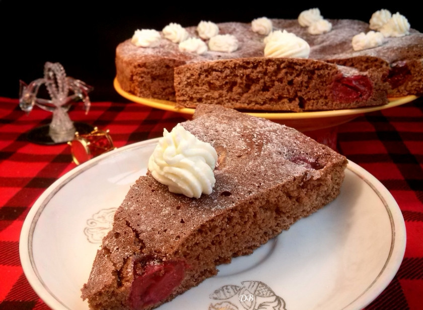 1. Этап. Бисквитный пирог с вишней: Выпекайте бисквит в разогретой до 180 градусов духовке 30-35 минут (до сухой шпажки). При желании можно посыпать сахарной пудрой и украсить взбитыми сливками. Приятного аппетита!