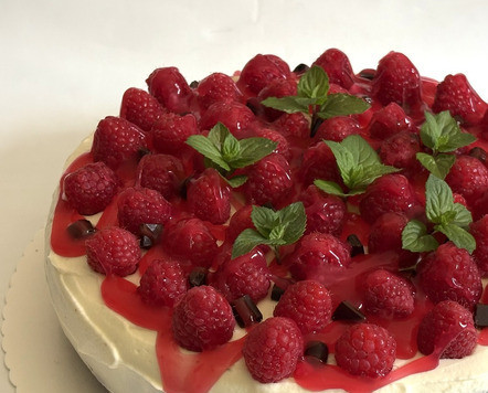 1. Этап. Шоколадный пирог с маскарпоне: Обмазала пирог кремом со всех сторон и украсила свежей малиной и листиками мяты.