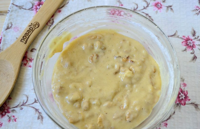 1. Этап. Яблочная блонди с пряностями: Затем добавьте орехи. Масса уже будет достаточно густой.