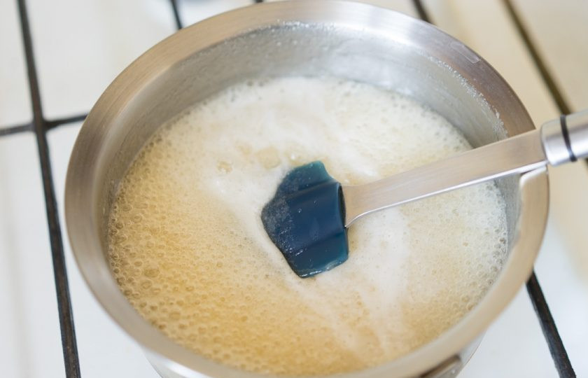 1. Этап. Десерт Птичье молоко: 12. В определенный момент масса начнет пениться. Варите её и постоянно помешивайте.