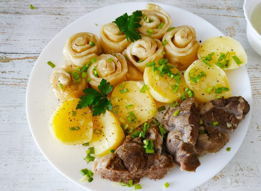 1. Этап. Даргинский хинкал: Когда мясо и картофель сварятся, выложите их на большое блюдо. Добавьте к ним хинкал, посыпьте рубленной зеленью, маслом и подавайте к столу. Приятного аппетита!