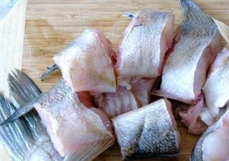 1. Этап. Судак на сковороде: 2. Кусочки рыбы маринуем в соевом соусе или, если нет времени, просто поливаем соусом.