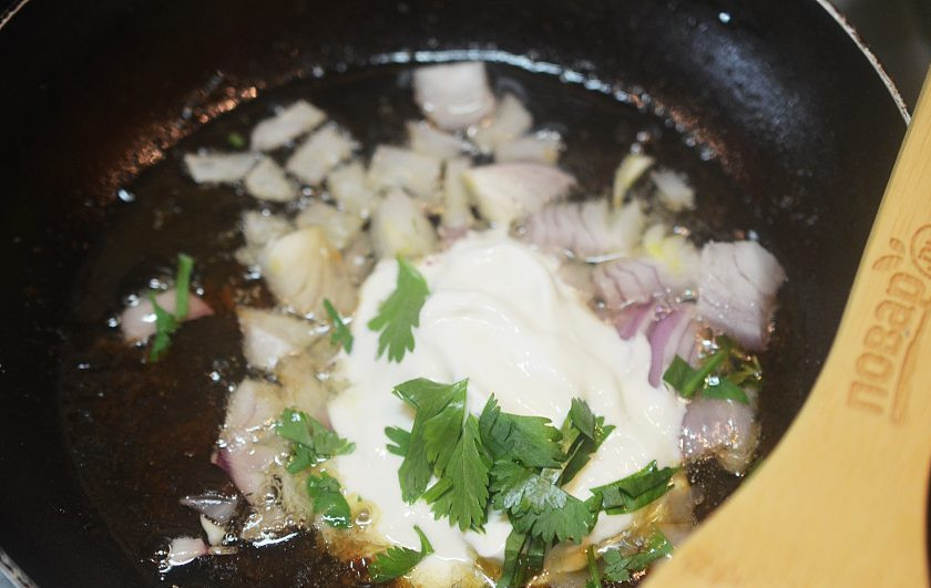 1. Этап. Курица в сливочном соусе Piccata: 6. Добавьте сметану, измельченную зелень и варите до легкого загустения.