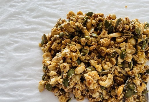 1. Этап. Козинаки «Микс»: Снимаем с огня и выкладываем массу на подготовленный лист бумаги.