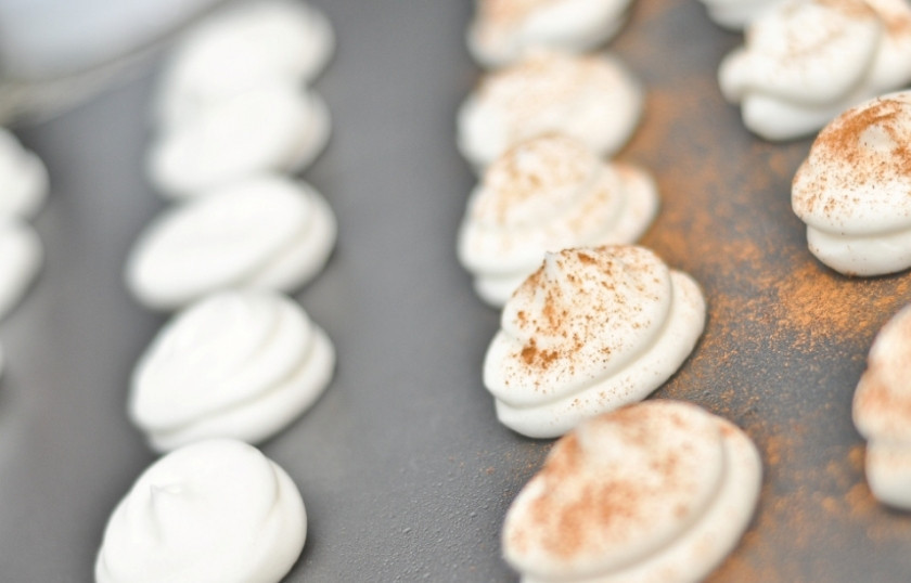 1. Этап. Безе без сахара: Присыпаем безе корицей, по вкусу. Выпекаем в разогретой до 80-90 градусов духовке, примерно 1-1,4 часа.