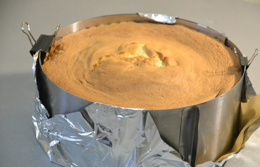 1. Этап. Мокрый бисквит: Готовый бисквит извлеките из духовки и оставьте в форме.