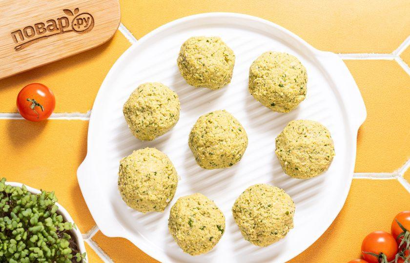 1. Этап. Фалафель в аэрогриле: Из получившейся массы скатайте шарики размером с грецкий орех.