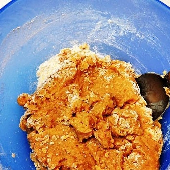 1. Этап. Медовое печенье: Смешиваем мучную и медовую массы, и месим из этого густое тесто.