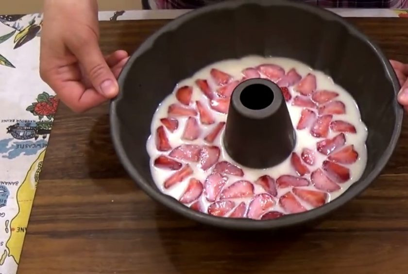 1. Этап. Молочно-сливочное желе с ягодами: 4. Выложите сверху оставшуюся клубнику и залейте остальной молочной смесью. Накройте форму пищевой пленкой и отправьте в морозильник на 4 часа до полного застывания десерта.