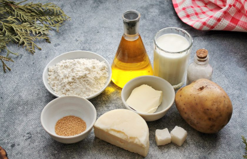 1. Этап. Осетинский пирог с картошкой и сулугуни: Подготовьте все необходимые ингредиенты для приготовления осетинских пирогов с картошкой и сулугуни.