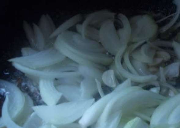 1. Этап. Говядина, маринованная в соевом соусе: Лук порубите, и обжарьте до золотистого цвета.