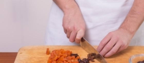 1. Этап. Паста из сухофруктов: Сухофрукты залейте тёплой водой на 20 минут. Потом мелко всё нарежьте и удалите косточки, если они есть.