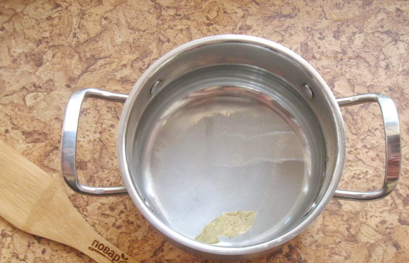 1. Этап. Квашеные фаршированные баклажаны: Сварите новый рассол. На литр воды добавьте две столовые ложки соли и лавровый лист. Доведите рассол до кипения, проварите 2 минуты и выключайте.