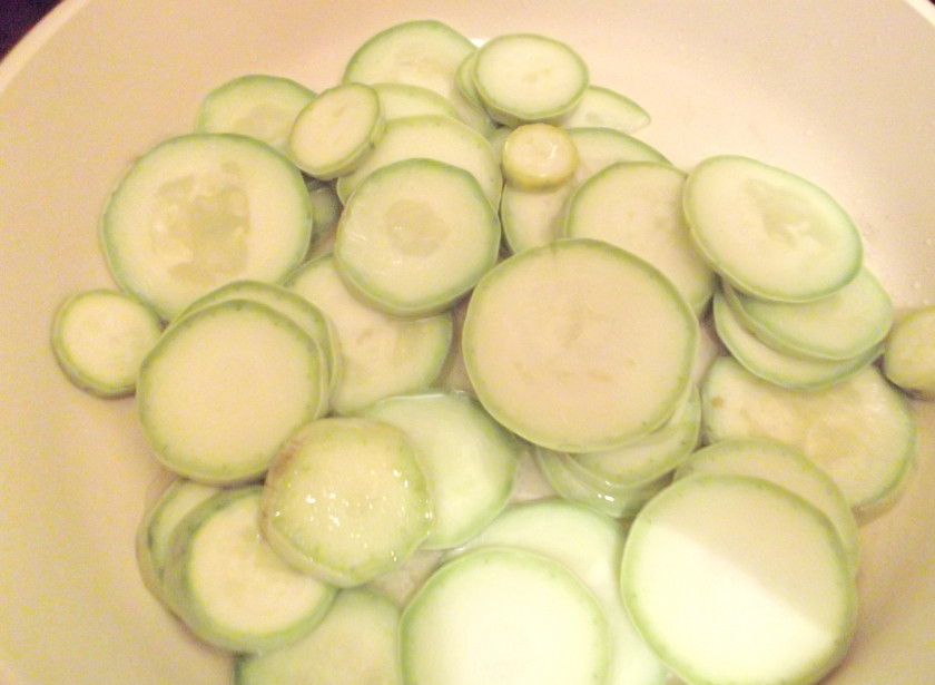 1. Этап. Гарнир к ребрышкам свиным: 2. С кабачками проделываем все то же самое, вот только режем чуть толще, чтобы они не 