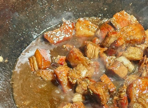 1. Этап. Хо шау ру. Свинина Мао Цзэдуна: Вот так было через полтора часа. Почти, но не готово. Надо добиться состояния жира, что он почти растекался при надавливании.