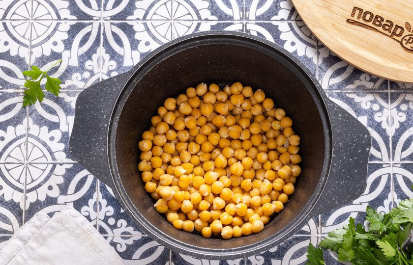 1. Этап. Хумус «Марокканский»: После промойте нут, залейте чистой водой и варите до мягкости.