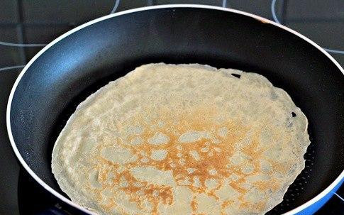 1. Этап. Карамельные блинчики с яблоками: 3. Наклоняем сковороду на весу в разные стороны, чтобы тесто покрыло равномерным тонким слоем дно. Ставим сковороду на огонь и ждем, пока края блина на одной стороне станут золотистого цвета и отступят от поверхности.