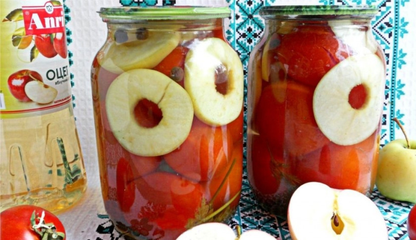 1. Этап. Консервированные помидоры с яблоками: 5. Рассол залейте снова в банки и закатайте. Банки переверните и поставьте под 