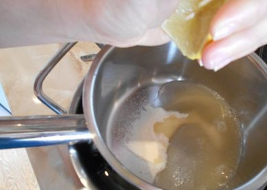 1. Этап. Чизкейк с клубникой: Тем временем на водяной бане растворяем желатин в воде с сахаром и лимонным соком. Помешиваем до растворения желатина. Снимаем с бани, пусть остывает.