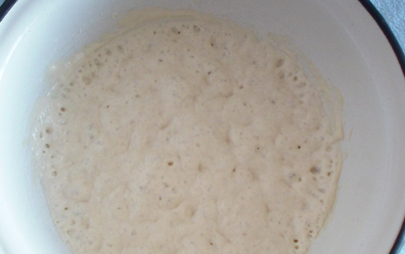 1. Этап. Тесто для расстегаев с рыбой: Накрываем опару полотенцем и оставляем при комнатной температуре на 2 часа.