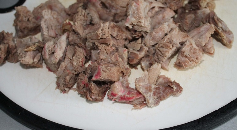 1. Этап. Борщ сибирский с мясом: 8. Мясо отделите от кости, порежьте кубиками и верните в кастрюлю.