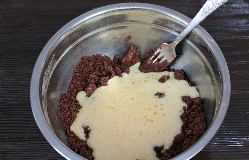 1. Этап. Мраморное печенье: Взбитые с сахаром яйца добавляем в первую миску с шоколадным тестом.