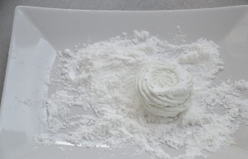 1. Этап. Мятный зефир: После того, как зефир подсох, примерно через 12 часов, соедините его попарно и обваляйте в сахарной пудре.