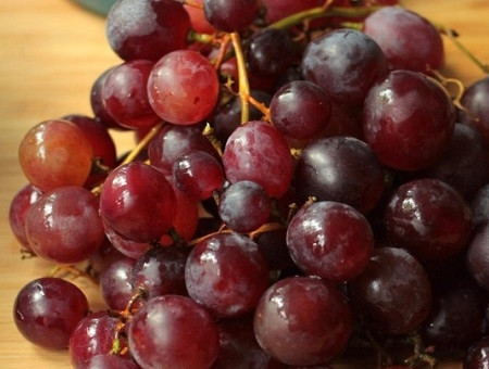 1. Этап. Салат с курицей и сельдереем: Помоем виноград.