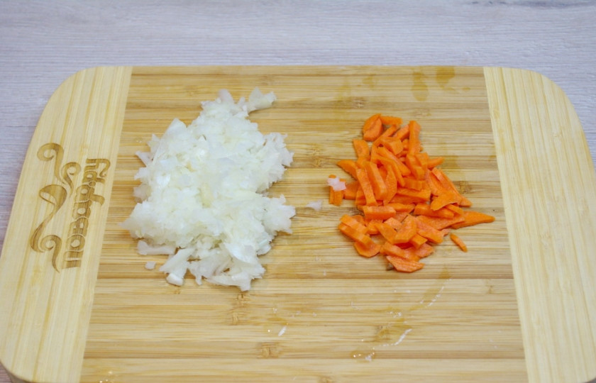 1. Этап. Суп гречневый: Очистите лук и морковь. Измельчите овощи.