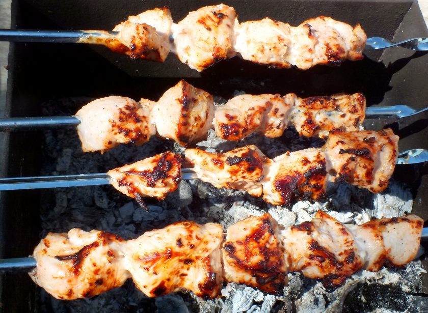 1. Этап. Шашлык из курицы с луком: Обжаривайте шашлык до равномерной румяной корочки в течение 25-30 минут.