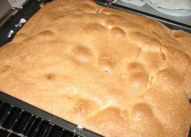 1. Этап. Шарлотка с клубникой и яблоками: Пеките шарлотку до золотистого цвета при 170 градусах 35-40 минут.