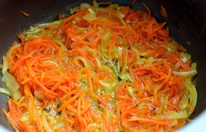 1. Этап. Солянка из свежей и квашеной капусты: Я люблю готовить такую солянку в мультиварке, но ничуть не хуже она получается и на плите в глубоком сотейнике. Лук и морковь очистите и нашинкуйте тонкой соломкой. В режиме 