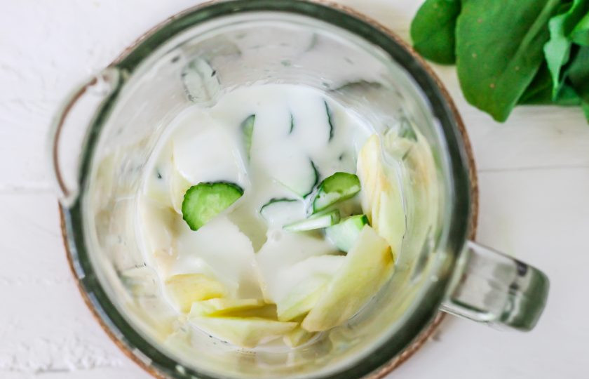 1. Этап. Смузи со щавелем: Влейте кефир любой жирности или густой классический йогурт без добавок.