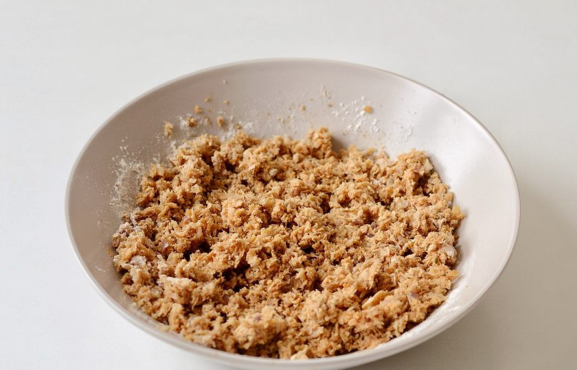 1. Этап. Постные соевые котлеты: Добавьте в фарш все специи, перемешайте. Затем добавьте муку и соевый соус, еще раз перемешайте. Оставьте на 10 минут.