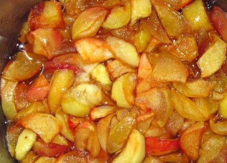 1. Этап. Варенье из яблок дольками: Как только это произошло, перекладываем яблоки в кастрюлю и ставим ее на огонь. Помешивая, доводим жидкость до кипения и сразу снимаем с огня, даем варенью немного остыть.