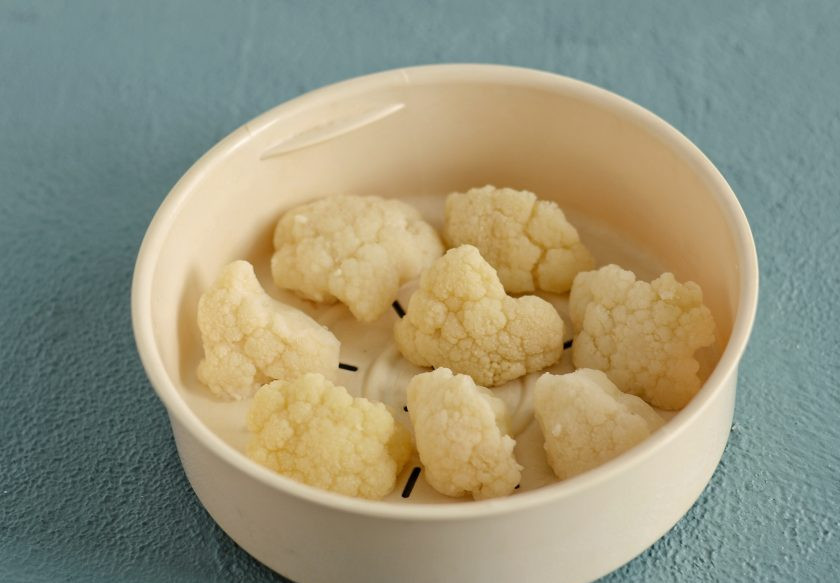 1. Этап. Наггетсы из капусты: Цветную капусту разделите на соцветия, отрежьте ножки. Затем отварите или приготовьте на пару до полуготовности.