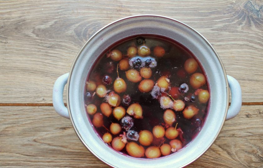1. Этап. Компот из смородины и крыжовника: Закройте кастрюлю крышкой и оставьте настаиваться до остывания.