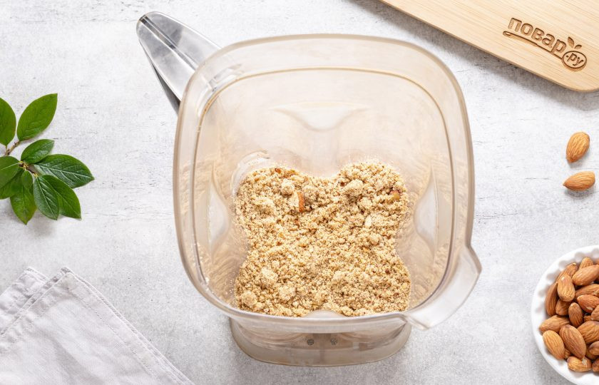 1. Этап. Миндальная паста с семенами чиа: Пока орехи еще теплые, начните измельчите их в блендере. В начале орехи превратятся в мокрую крошку.