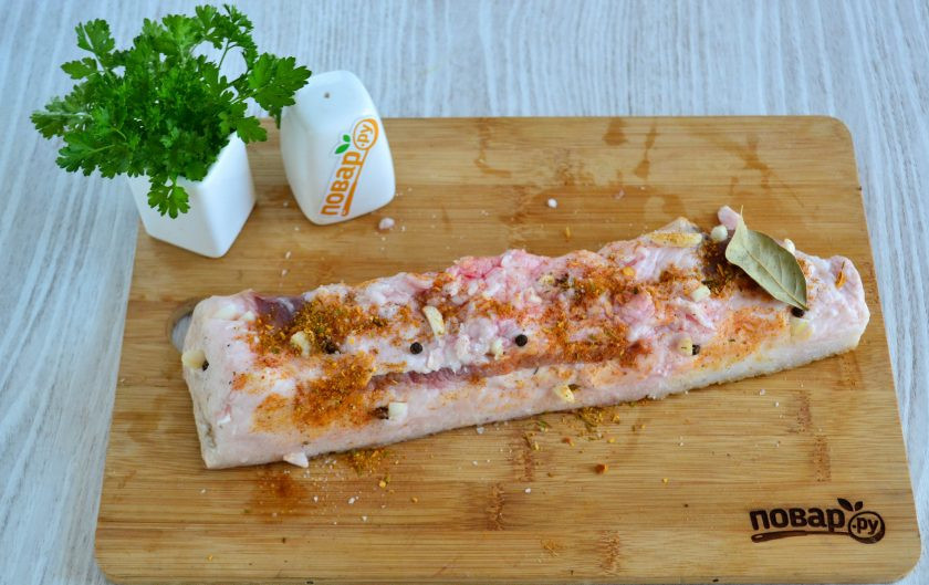 1. Этап. Сало в рукаве в духовке: Затем натрите сало солью и специями и оставьте минут на 30 при комнатной температуре.