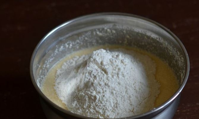 1. Этап. Перник беларуский с творогом: Муку несколько раз просейте с разрыхлителем, чтобы она насытилась кислородом. Тогда пирог лучше поднимется и будет воздушным. Добавьте муку к остальным ингредиентам.