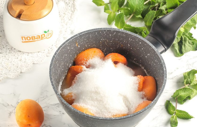 1. Этап. Силт из абрикосов: Затем в емкость всыпьте сахарный песок, но не перемешивайте. Дайте ему смешаться с абрикосовым соком и превратиться в сироп. Спустя 1-2 минуты перемешайте, но очень аккуратно, стараясь не раздавить фрукты.