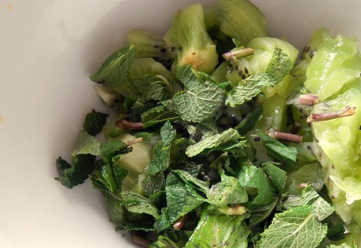 1. Этап. Блины с сальсой из киви: Добавить к киви измельчённую мяту.