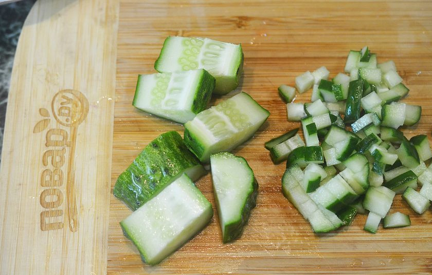 1. Этап. Гаспачо с редисом и фенхелем: Один огурец нарежьте ломтиками, остальной – кубиками.