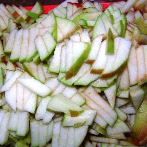 1. Этап. Салат с копченой колбасой: Яблоки нарезаем тонкой соломкой.