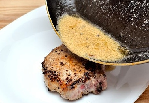 1. Этап. Перечный стейк: 7. Полейте готовым соусом стейк.