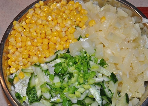 1. Этап. Пекинская капуста с курицей и огурцом: 4. Добавляем кукурузу и нарезанный кубиками ананас. Зелень добавляйте по вкусу. С представленными ингредиентами хорошо сочетается зеленый лук и петрушка.