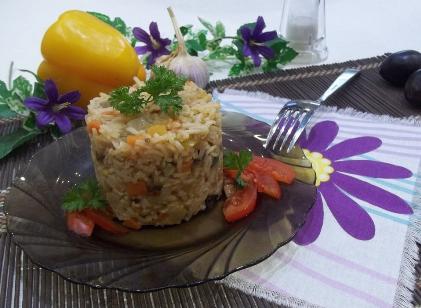 1. Этап. Рис, тушенный с овощами: Тушите блюдо в течение 15 минут, при необходимости добавляя воду. За несколько минут до готовности посолите и добавьте перец. Можно красиво приподнести рис, используя специальную форму.