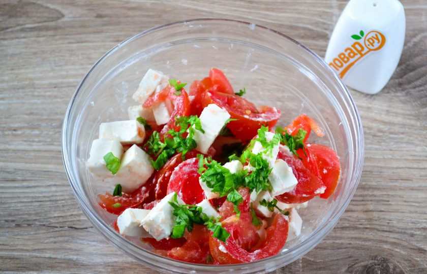 1. Этап. Салат из помидоров с базиликом и чесноком: Базилик мелко нарежьте и отправьте к салату.