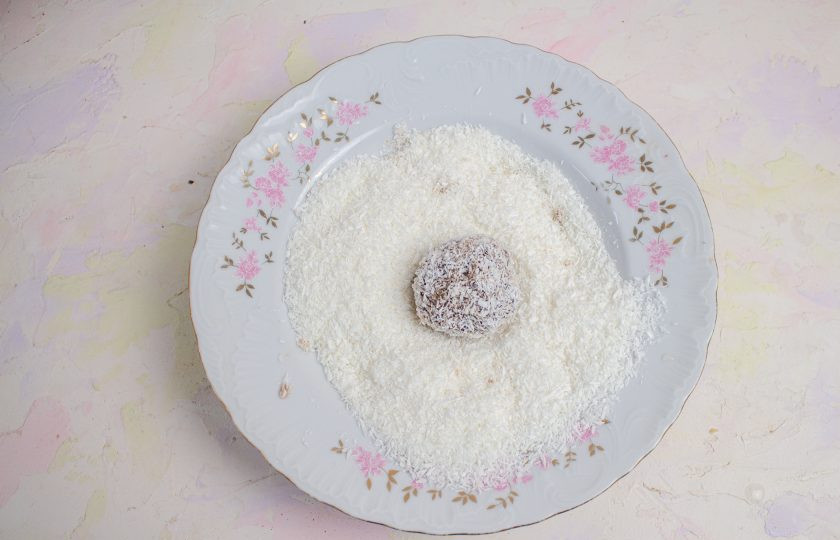 1. Этап. Конфеты Здоровье: Полученную массу визуально разделите на 2 части. Скатайте из одной части небольшие шарики, размером с грецкий орех, обваляйте в кокосовой стружке.